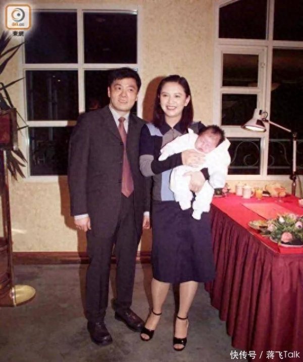 股票配资平台最新 从梁朝伟的前任，到儿子的全世界：曾华倩这一路太硬了